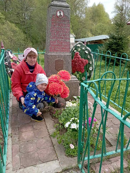 Возложение цветов на воинском захоронении в д. Жигалово